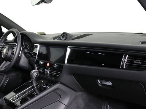 Used 2025 Porsche Macan image 24