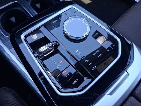 New 2026 BMW 750e xDrive w/ Premium Package image 16