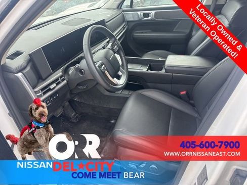 Used 2025 Hyundai Santa Fe SEL FWD image 3