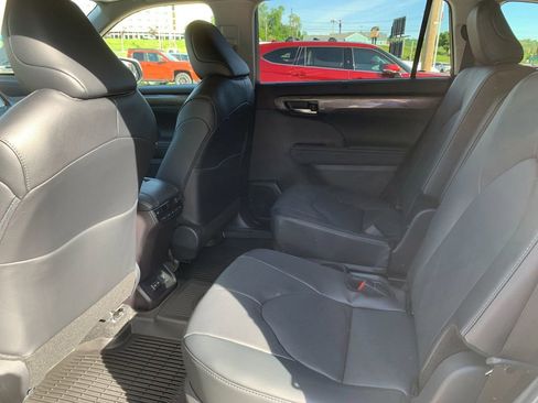 New 2026 Toyota Highlander Platinum AWD/4WD image 13