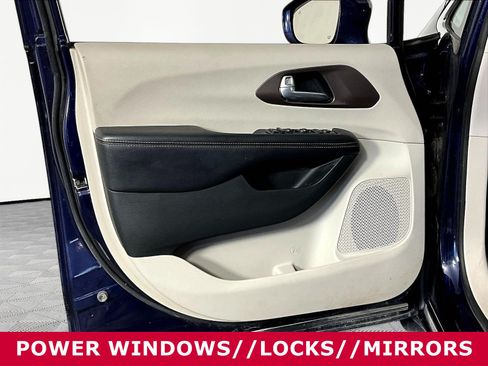 Used 2018 Chrysler Pacifica Touring-L FWD image 19
