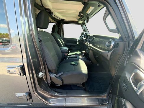 Used 2022 Jeep Wrangler Unlimited Sahara w/ Cold Weather Group AWD/4WD image 14