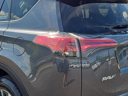 Used 2018 Toyota RAV4 XLE AWD/4WD image 36