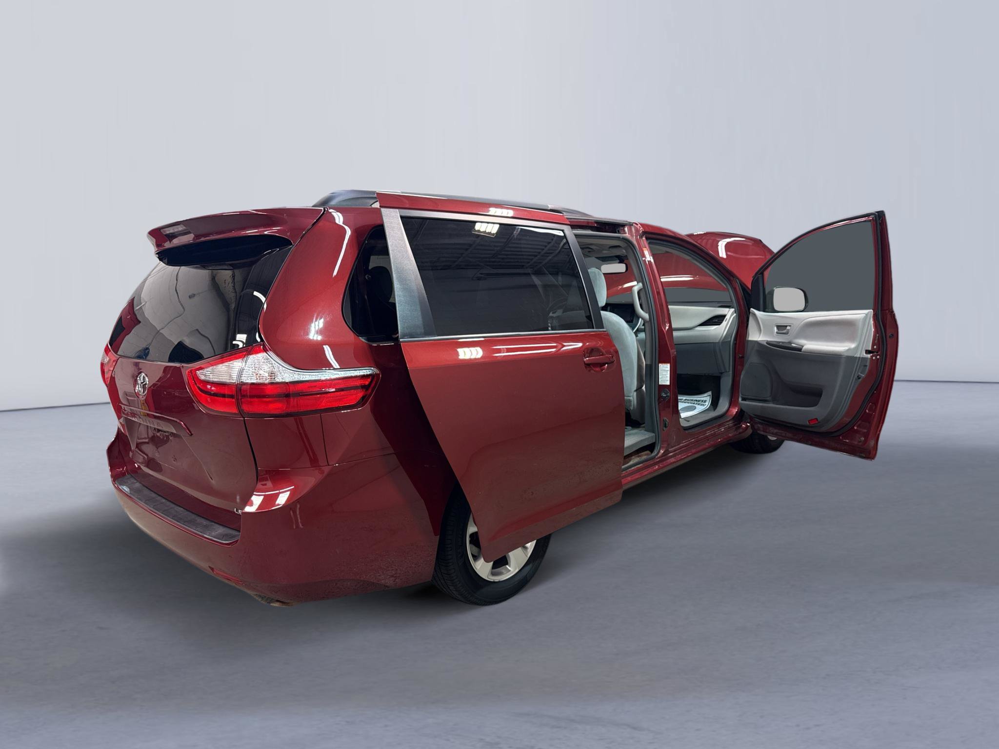Used 2015 Toyota Sienna LE FWD image 14