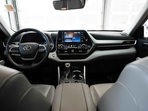 Certified 2022 Toyota Highlander XLE image 21