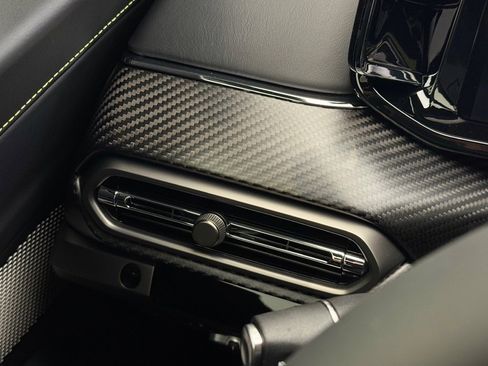 Used 2025 Aston Martin V8 Vantage Coupe image 34