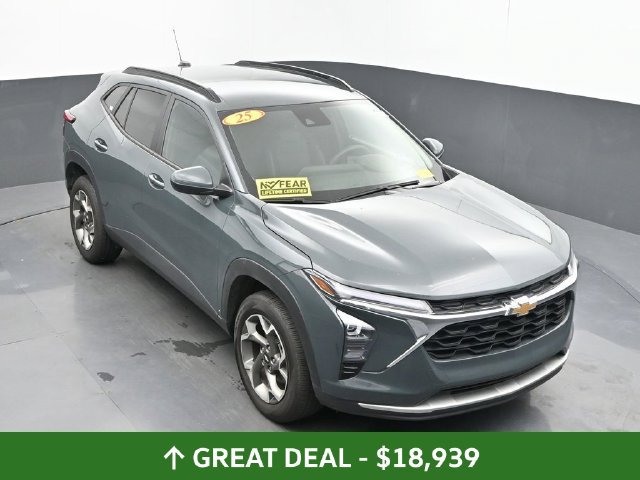 Used 2025 Chevrolet Trax LT FWD image 39