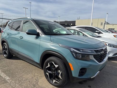 Certified 2024 Kia Seltos EX image 2