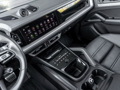 Used 2024 Porsche Cayenne Turbo image 33