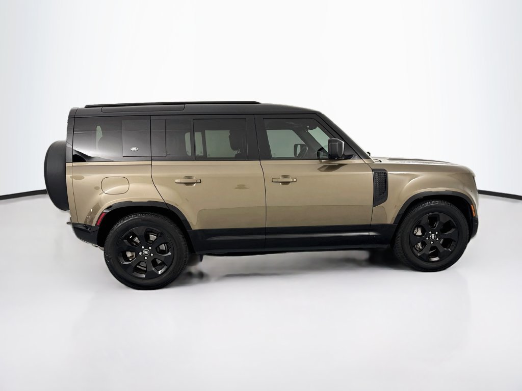 Certified 2022 Land Rover Defender 110 X-Dynamic HSE AWD/4WD image 4