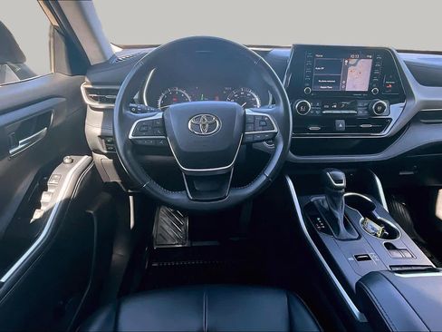 Used 2022 Toyota Highlander XLE FWD image 5