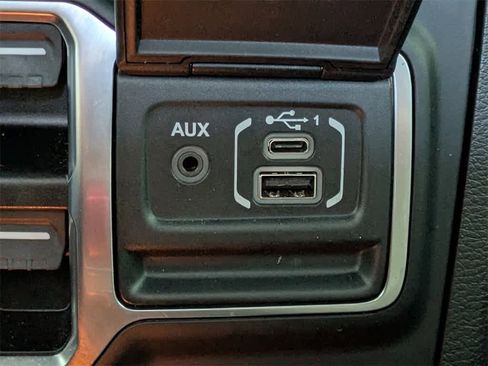 Used 2023 Jeep Gladiator Overland image 27