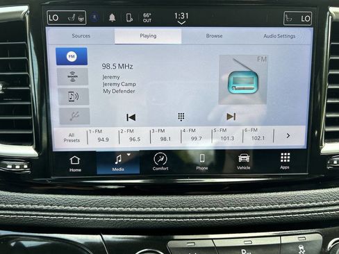 Used 2023 Chrysler Pacifica Touring-L image 15