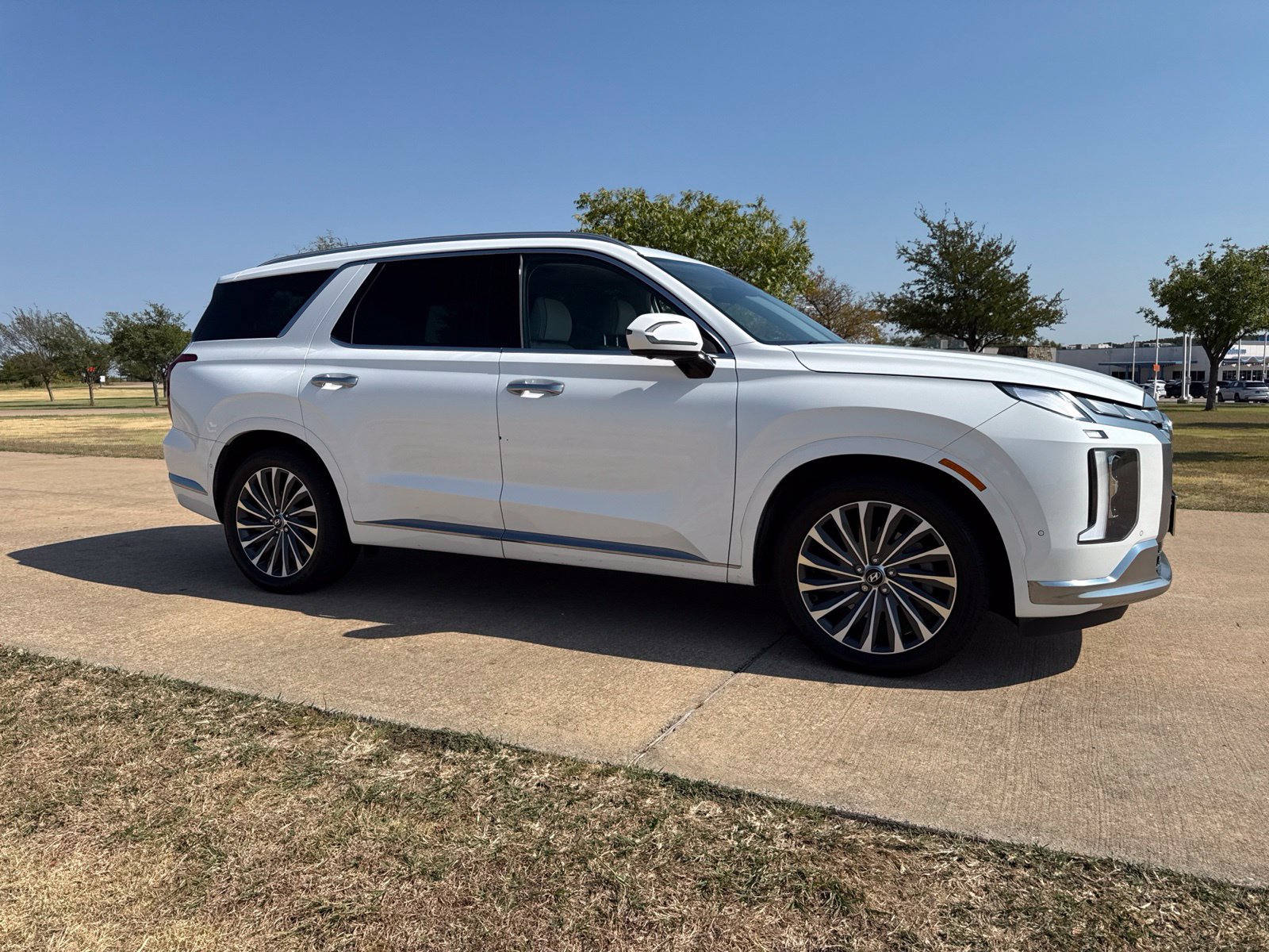 Used 2024 Hyundai Palisade Calligraphy FWD image 3