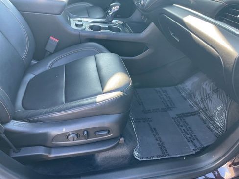 Used 2021 Chevrolet Traverse LT w/ LT Premium Package image 35