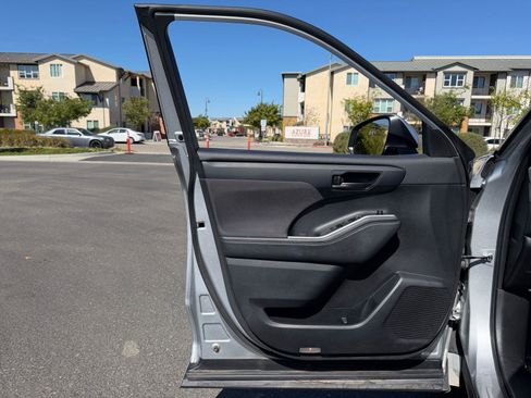 Used 2024 Toyota Highlander LE image 13