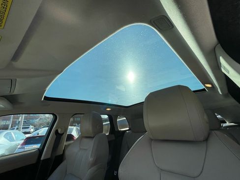 Used 2017 Land Rover Range Rover Evoque SE Premium image 15