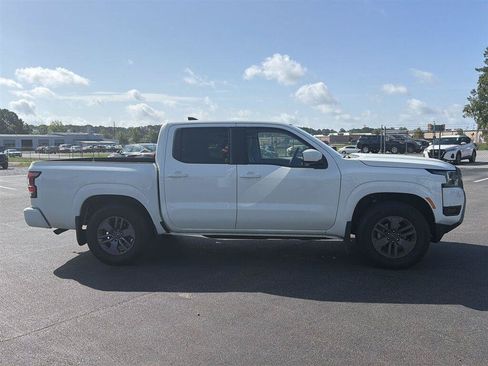 Used 2025 Nissan Frontier SV RWD image 2