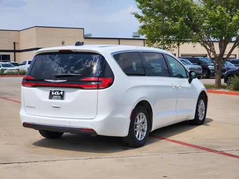 Used 2024 Chrysler Pacifica Touring-L FWD image 4