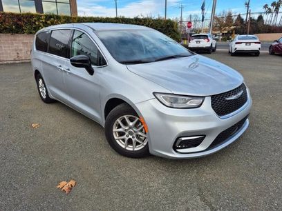 Used 2024 Chrysler Pacifica Touring-L