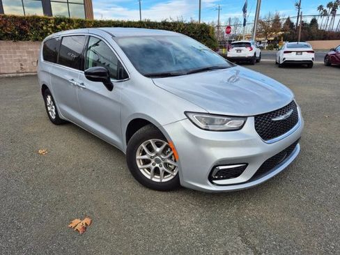 Used 2024 Chrysler Pacifica Touring-L image 1