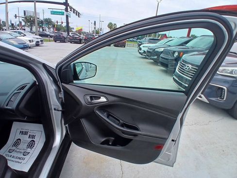 Used 2016 Ford Focus SE FWD image 4