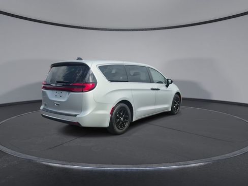 Used 2024 Chrysler Pacifica Touring-L image 8