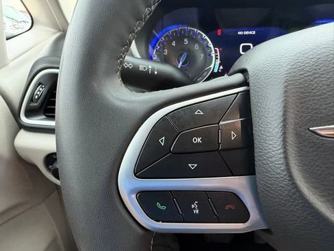 Used 2024 Chrysler Pacifica Touring-L FWD image 20
