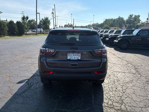 Used 2018 Jeep Compass Latitude AWD/4WD image 6