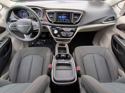 Used 2018 Chrysler Pacifica Touring Plus image 13