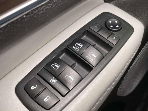 Used 2018 Jeep Grand Cherokee Limited image 39