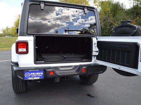 Used 2020 Jeep Wrangler Unlimited Sahara image 38