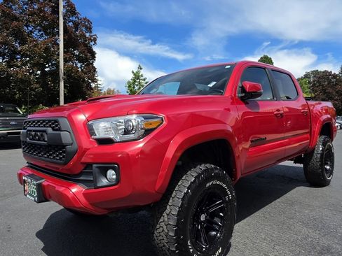 Used 2017 Toyota Tacoma TRD Sport w/ Tow Package (A/T) AWD/4WD image 2
