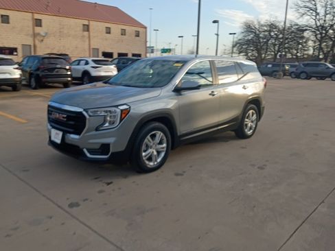 Used 2024 GMC Terrain SLE image 1