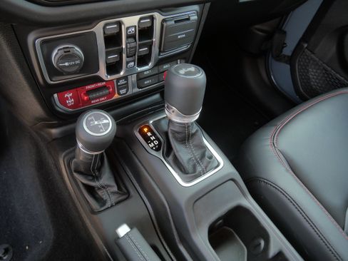 Used 2025 Jeep Wrangler Unlimited Rubicon AWD/4WD image 24