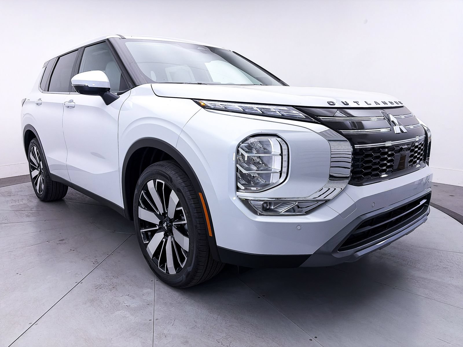 Used 2026 Mitsubishi Outlander SE FWD image 1