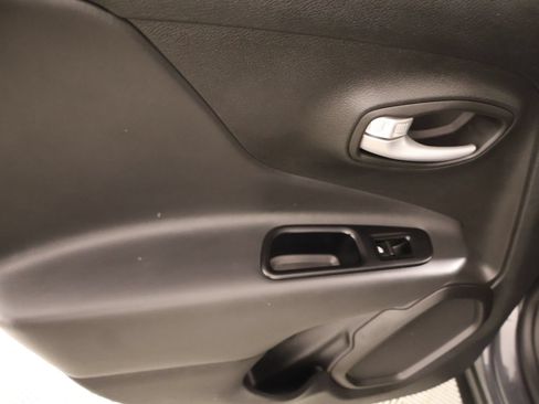 Used 2023 Jeep Renegade Latitude AWD/4WD image 16