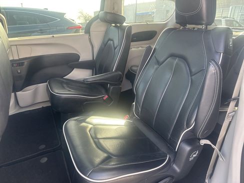 Used 2023 Chrysler Pacifica Limited image 7