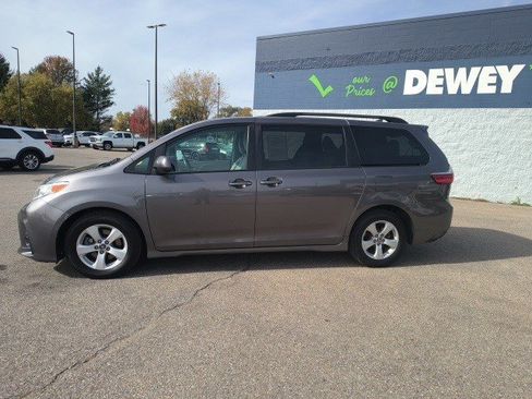 Used 2020 Toyota Sienna LE image 2