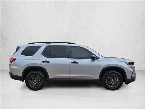 Used 2025 Honda Pilot TrailSport image 4