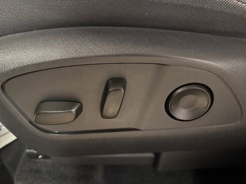 Used 2025 Chevrolet Traverse LT image 24