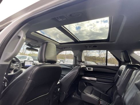 Used 2022 Ford Explorer XLT w/ Equipment Group 202A AWD/4WD image 14