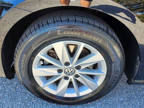 Used 2016 Volkswagen Golf S image 16