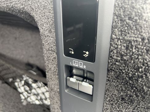 Certified 2025 Land Rover Range Rover SE image 32