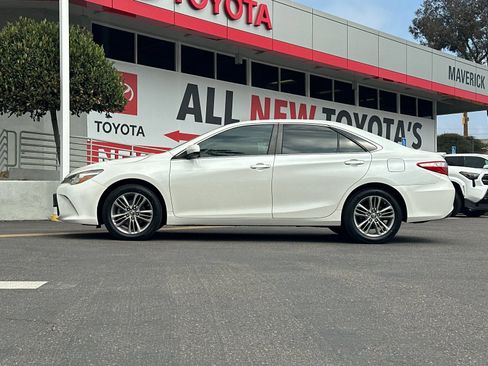Used 2015 Toyota Camry SE FWD image 2