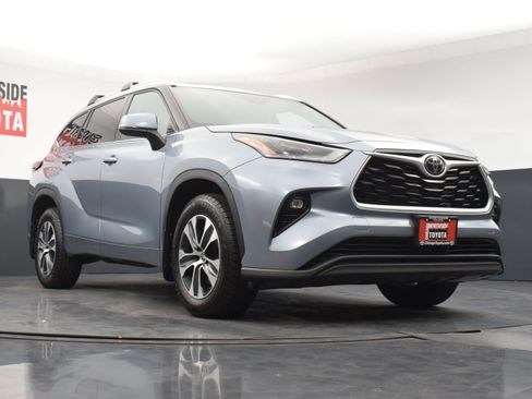 Used 2021 Toyota Highlander XLE AWD/4WD image 33