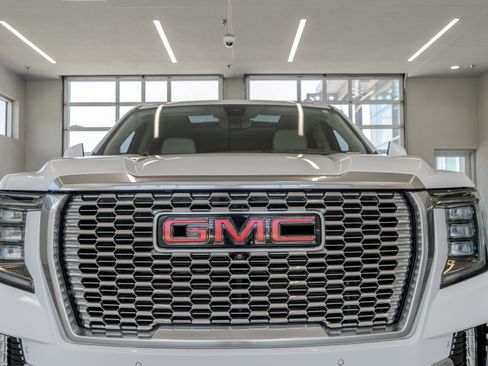 Used 2021 GMC Yukon Denali w/ Denali Premium Package AWD/4WD image 23