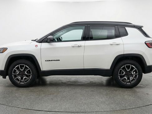 Used 2025 Jeep Compass Trailhawk AWD/4WD image 5