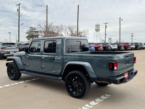 Used 2025 Jeep Gladiator Sport image 6