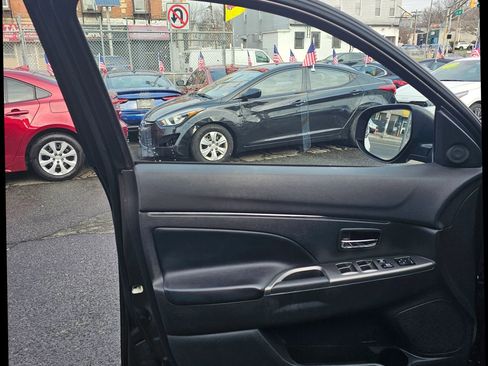 Used 2023 Mitsubishi Outlander Sport SE image 11